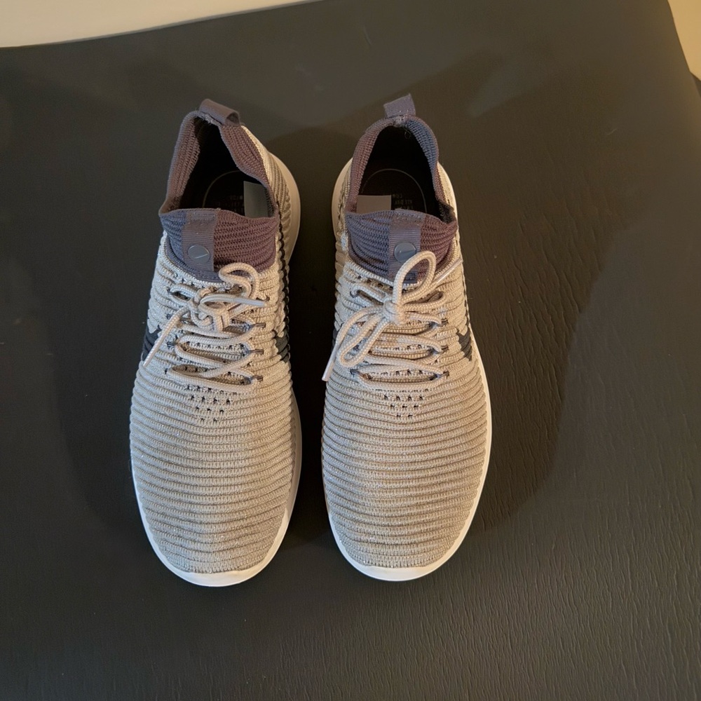 Nike Women’s Roshe 2 Flyknit 917688-002, Size 7.5, Gray with a shimmer!